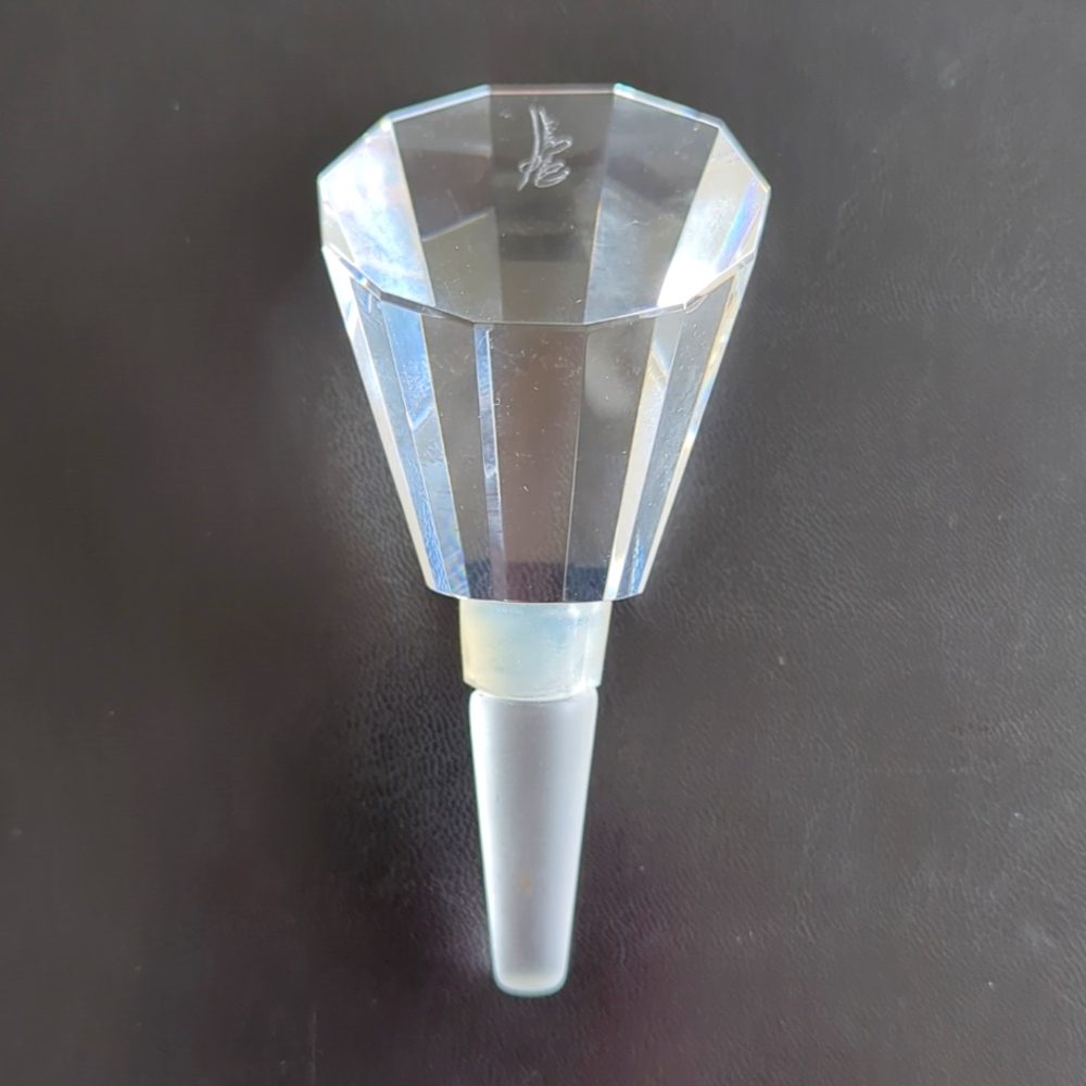 Oleg Cassini faceted crystal bottle stopper.
